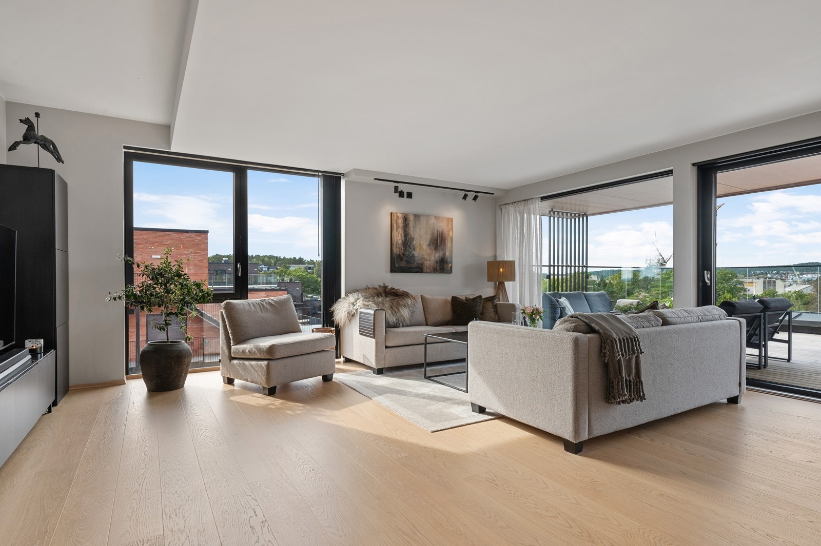 Det er utvendig screens på stuevindu mot sør, store vindu mot balkong og på hovedsoverom. Utover det er det lameller innvendig Galleribilde