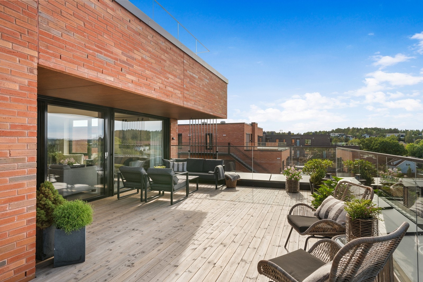 Terrassen er delvis overbygd, så her kan man sitte under tak i sofagruppa Galleribilde