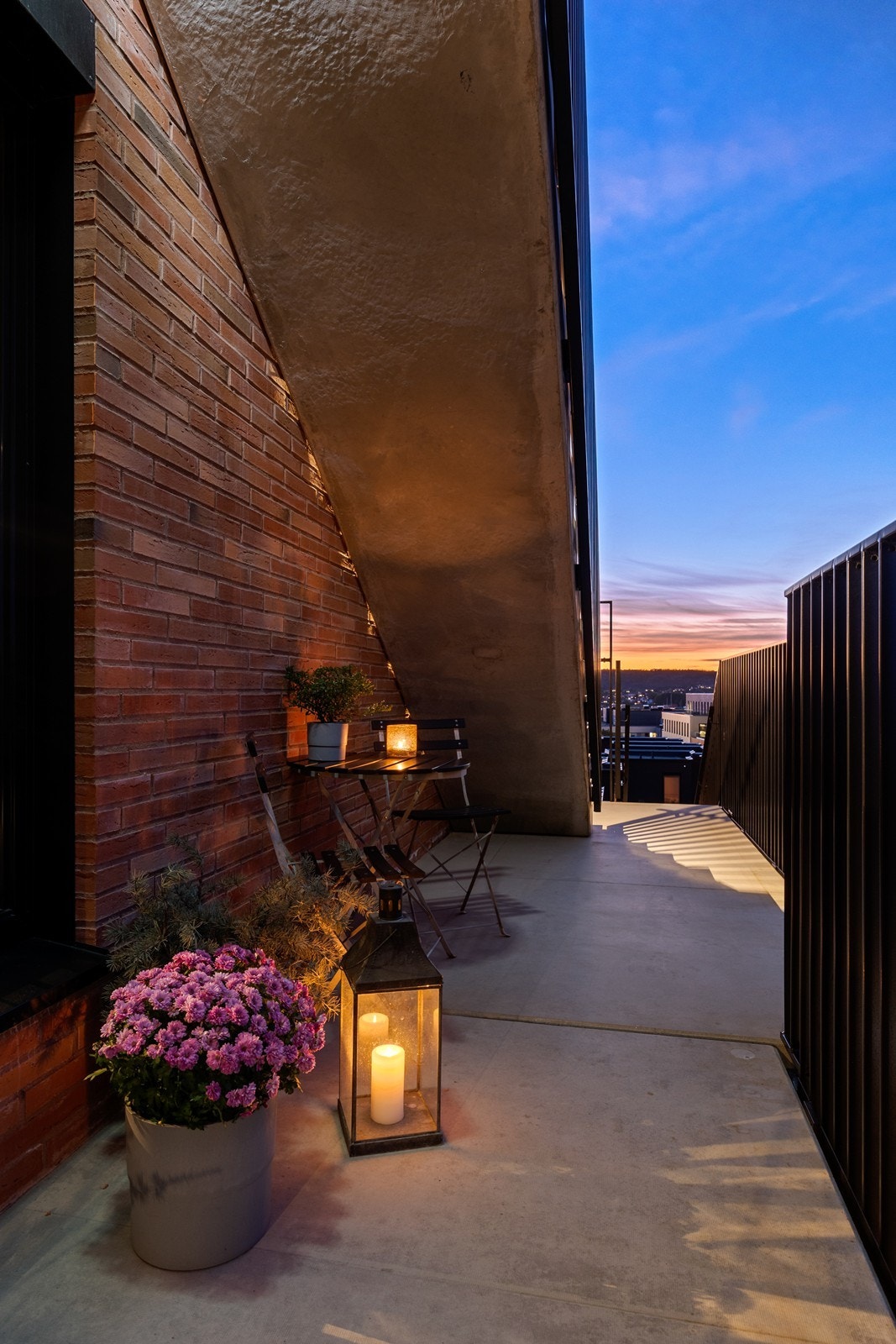 Her har man mulighet for å ha en liten sittegruppe hvor man kan nyte utsikten mot sentrum Galleribilde