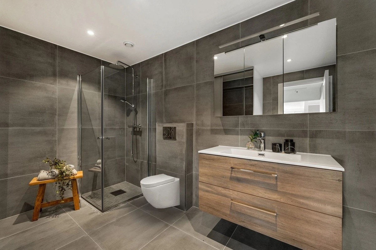 Bad med vaskemaskin og tørktrommel Galleribilde