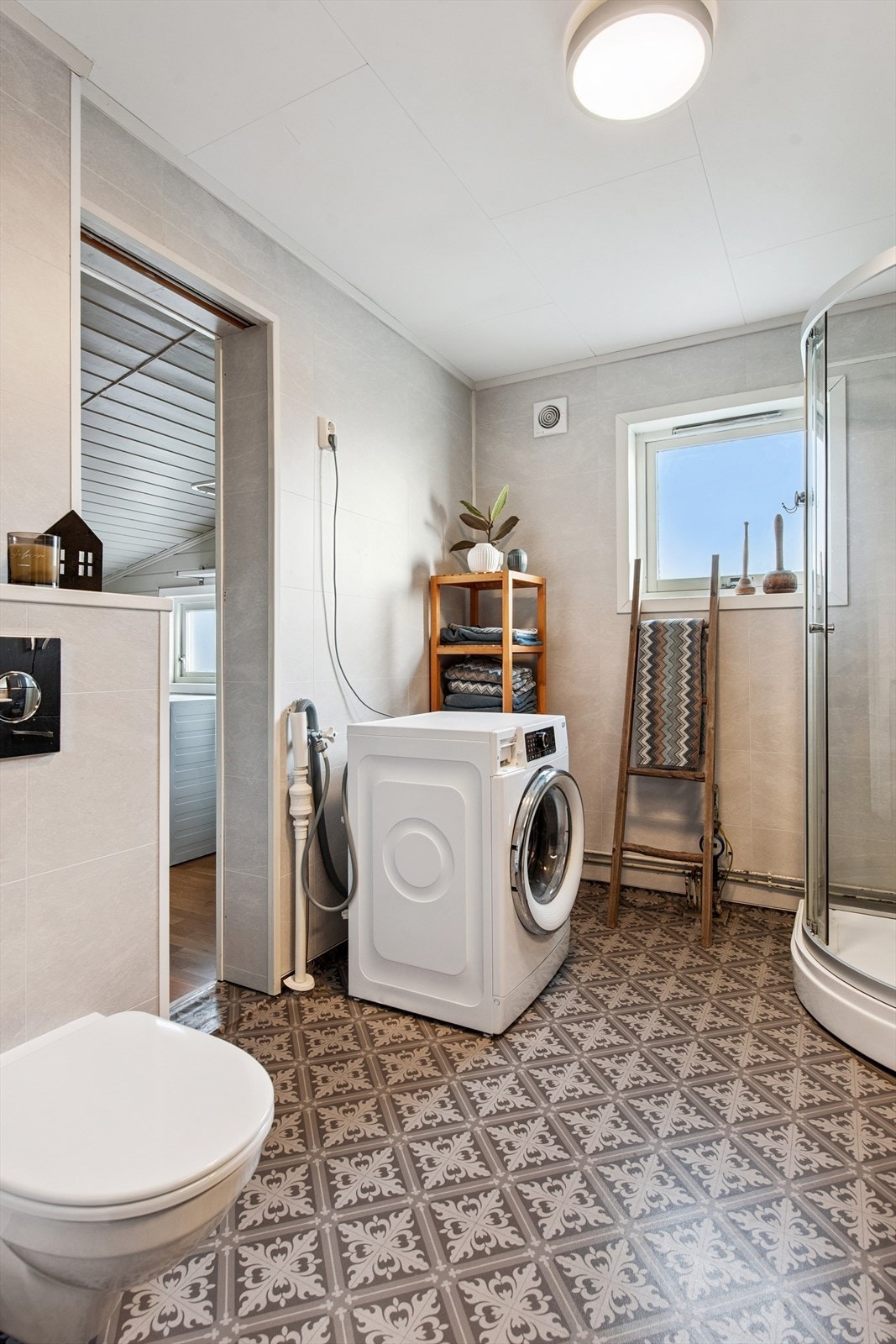 Her er det elektriske varmekabler i gulvet og praktisk opplegg for vaskemaskin. Galleribilde