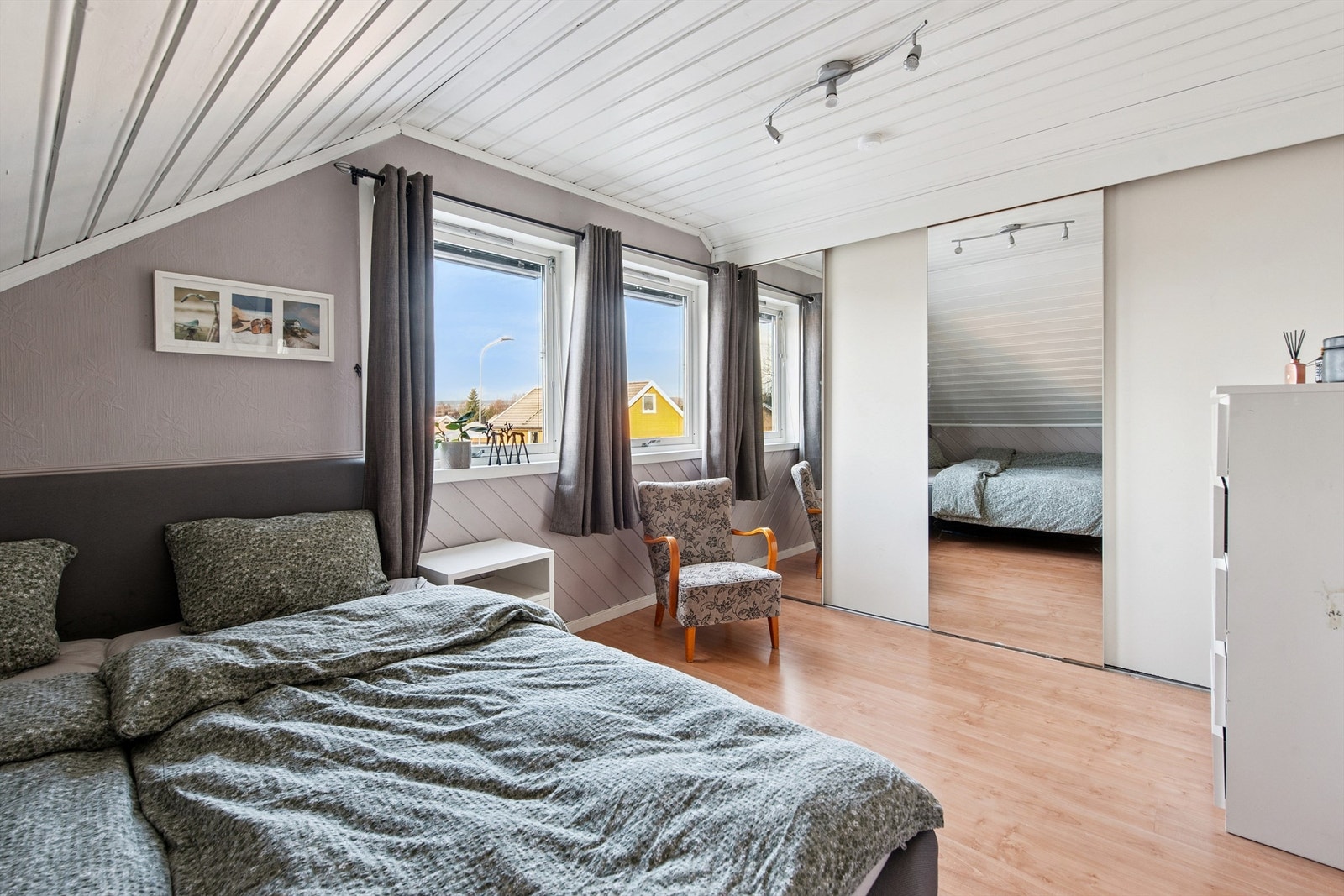 Et av soverommene har en praktisk garderobeløsning. Galleribilde