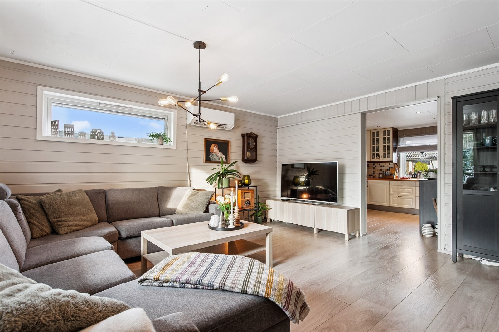 Stuen er malt i en lys og behagelig fargetone. Galleribilde