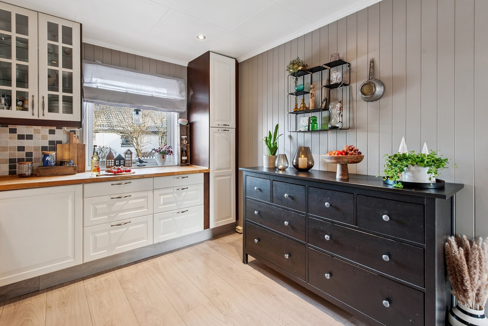 Godt med skap- og benkeplass gjør kjøkkenet funksjonelt i hverdagen. Galleribilde