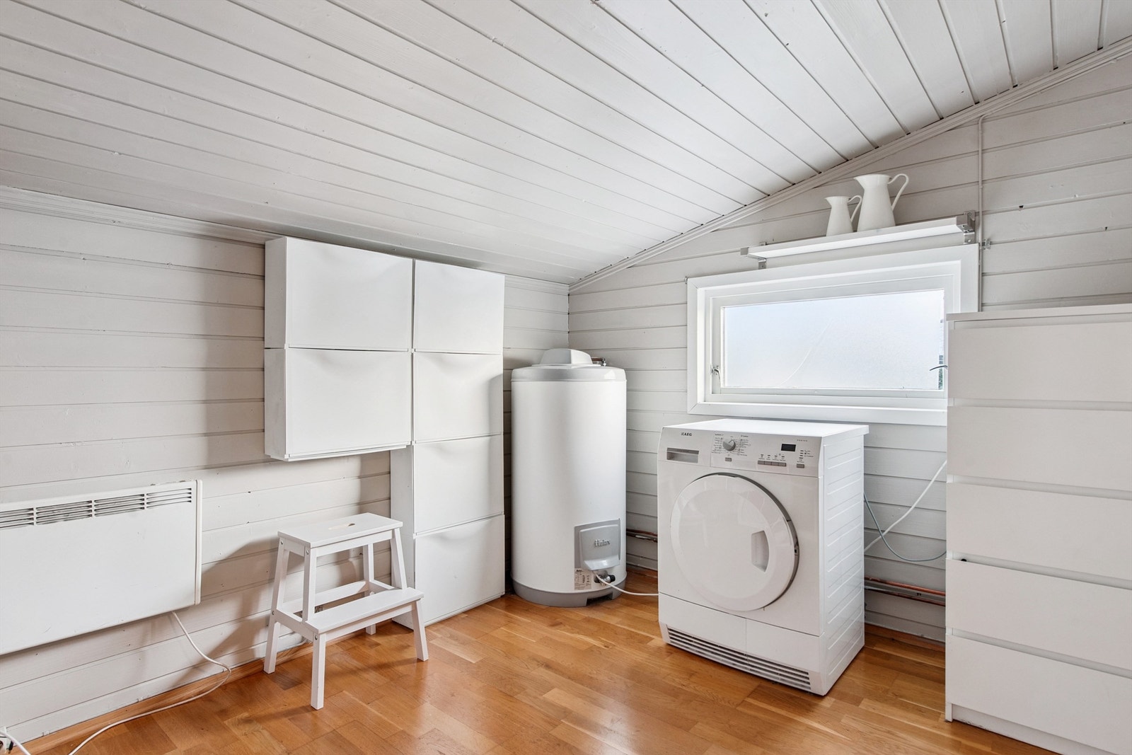 Innvendig bod med tekniske installasjoner som varmtvannstank på ca. 200 liter. Galleribilde