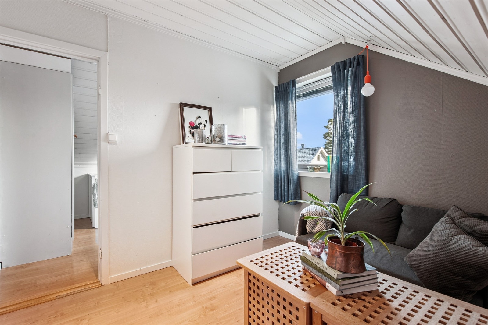 Soverom med adkomst fra et annet soverom. Galleribilde