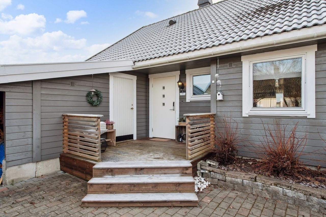 Et hyggelig og delvis overbygget inngangsparti og adkomst til en romslig, ombygget bod. Galleribilde