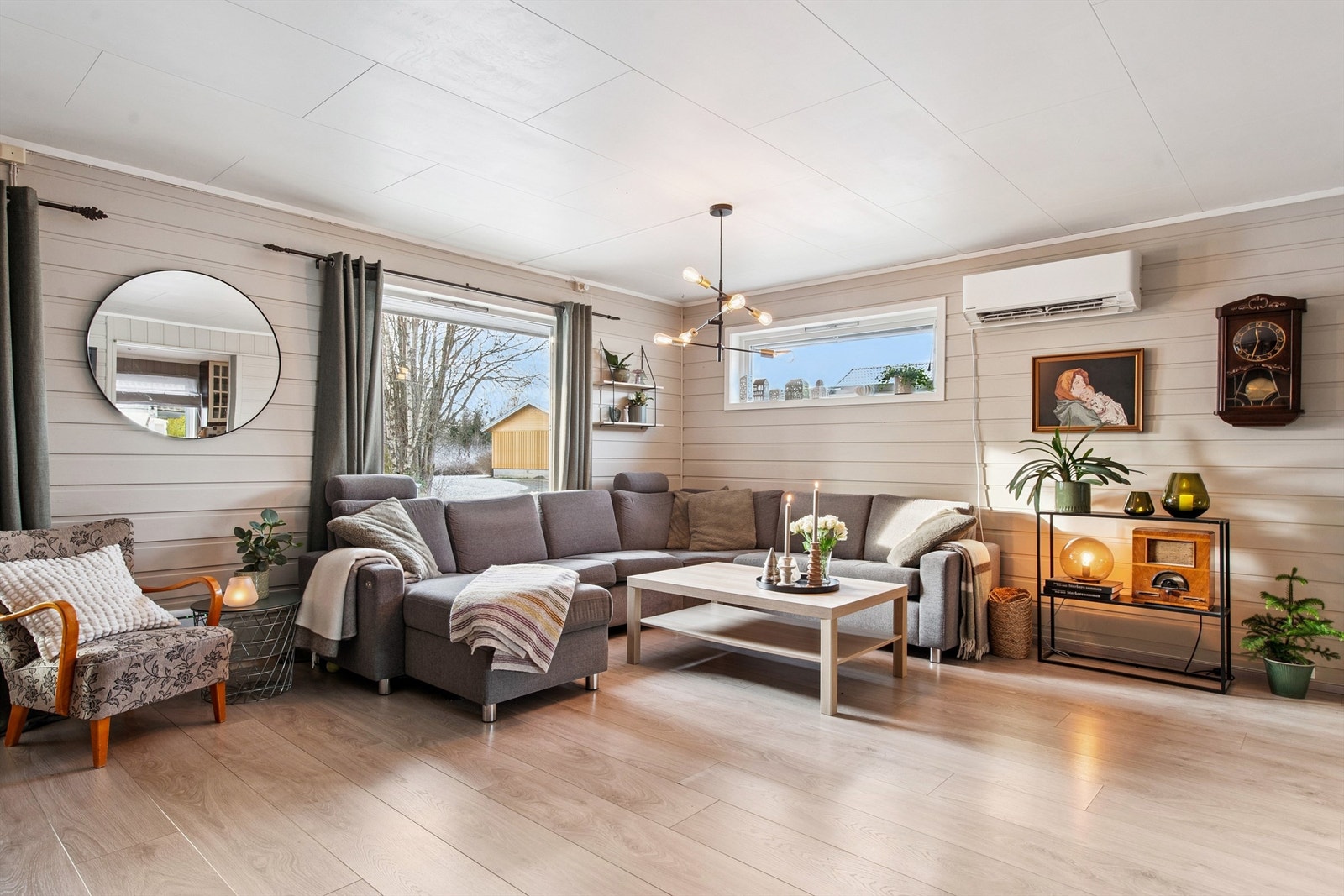 Stuen har god plass til sofagruppe og en effektiv luft-til-luft-varmepumpe fra 2023. Galleribilde