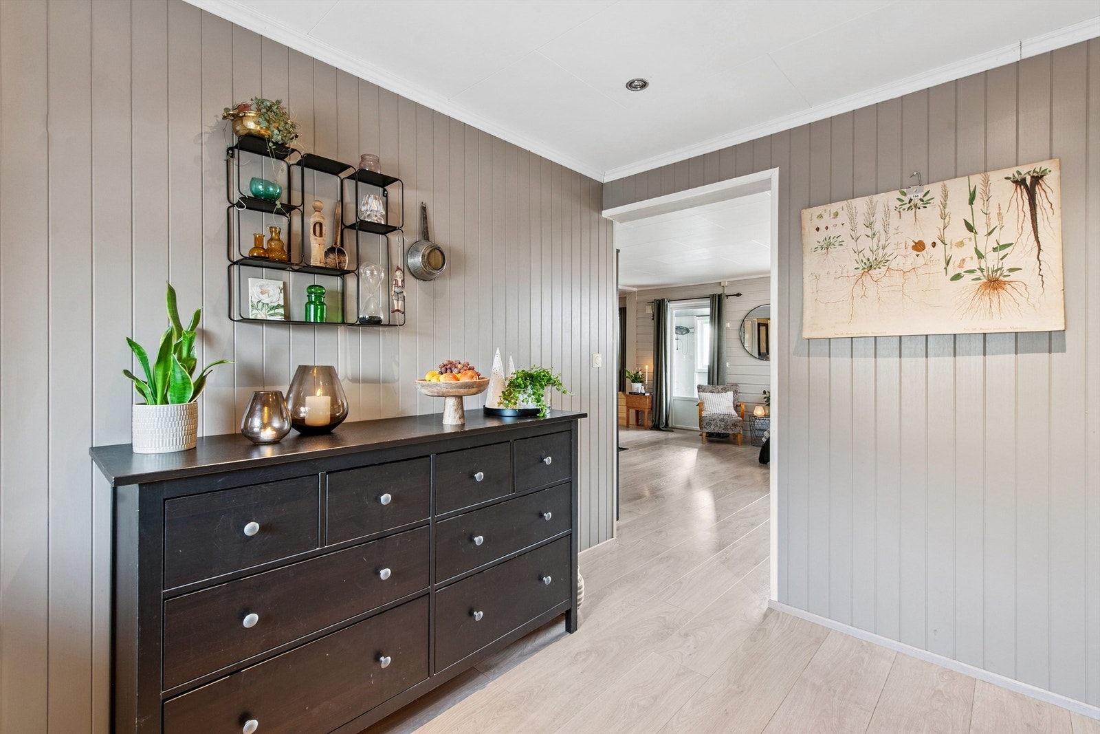 Fra kjøkkenet er det en naturlig overgang til stue og spiseplass. Galleribilde