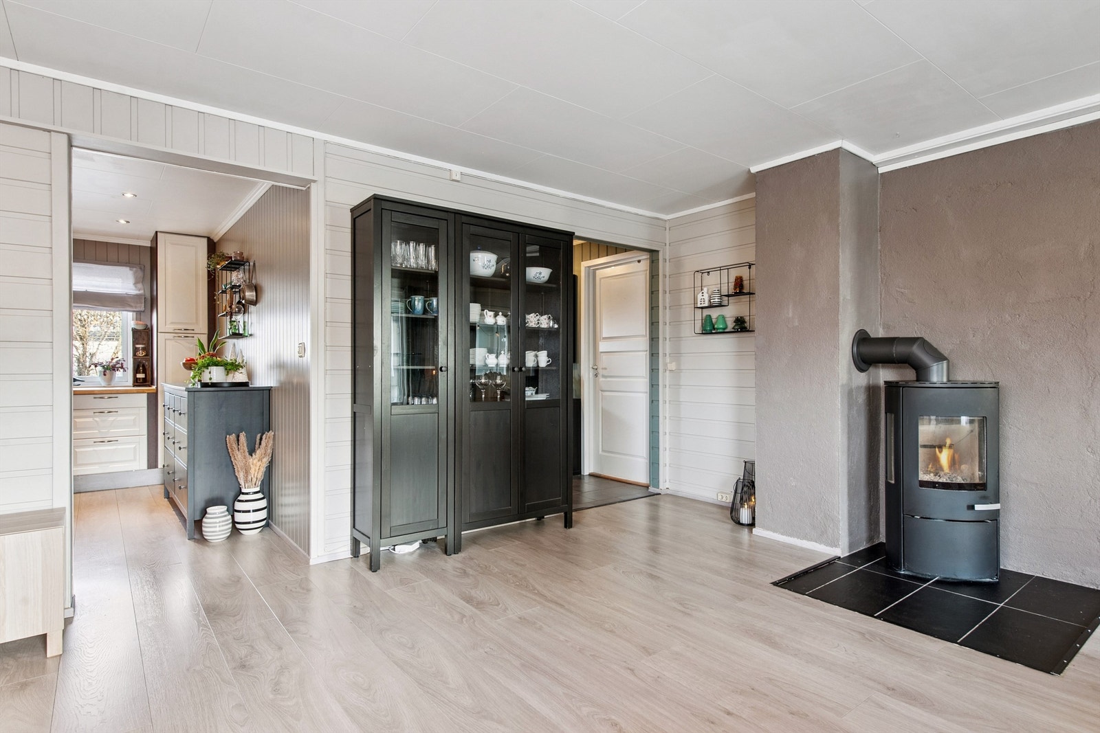 En peisovn gir ekstra varme og er et sentralt element mellom stue og spisestue. Galleribilde