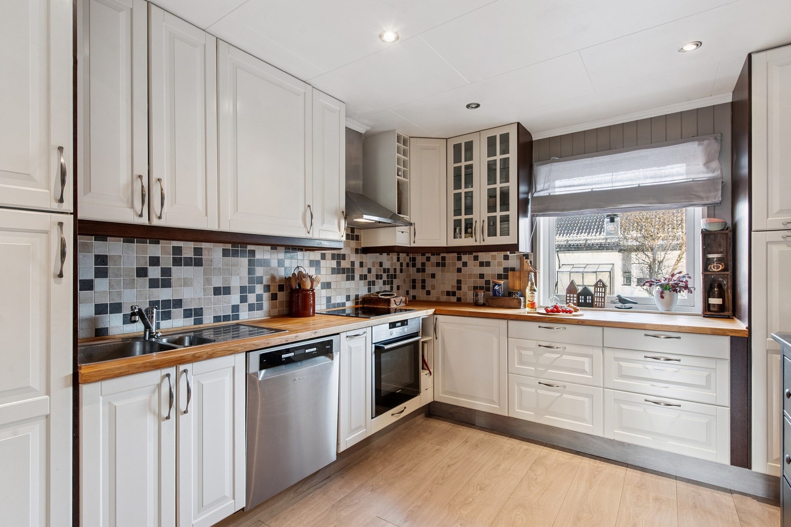 Kjøkkeninnredningen har profilerte fronter og en solid benkeplate i heltre. Galleribilde