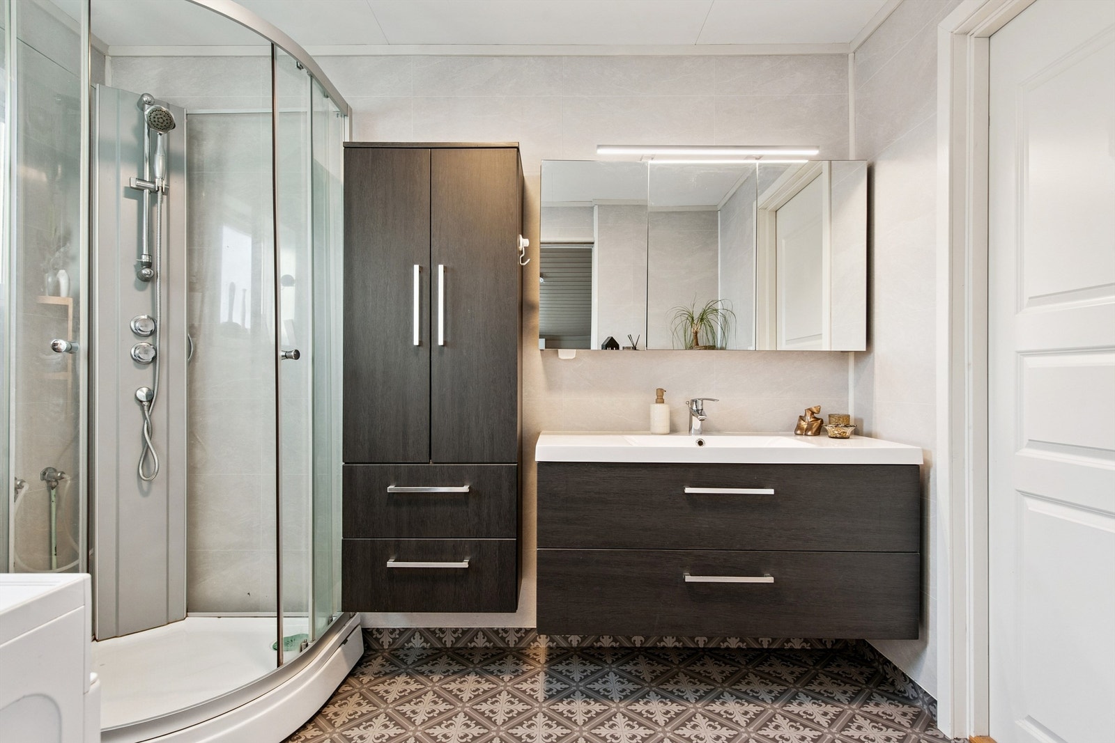 Badet ble oppgradert i 2018 og fremstår med moderne innredning og dusjkabinett. Galleribilde