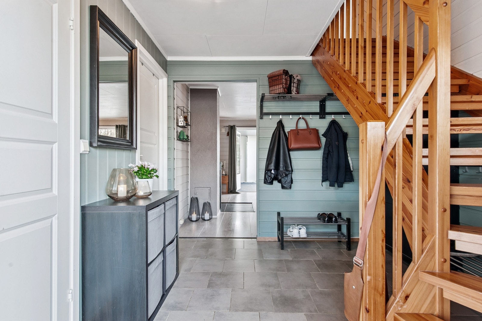 Romslig gang med god plass til å henge fra seg ytterklær. Galleribilde