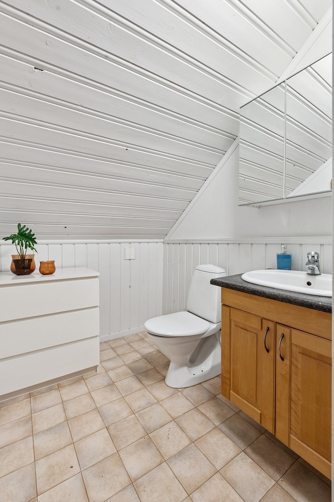 Et praktisk toalettrom i andre etasje, innredet med toalett og servant. Galleribilde