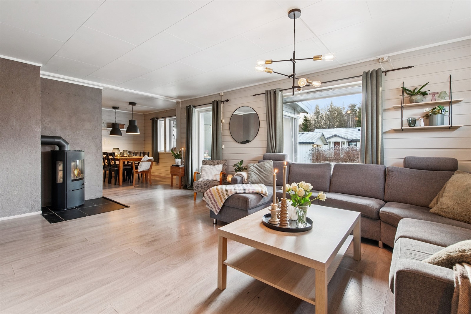 Første etasje har en sosial løsning mellom stue, spisestue og kjøkken. Galleribilde