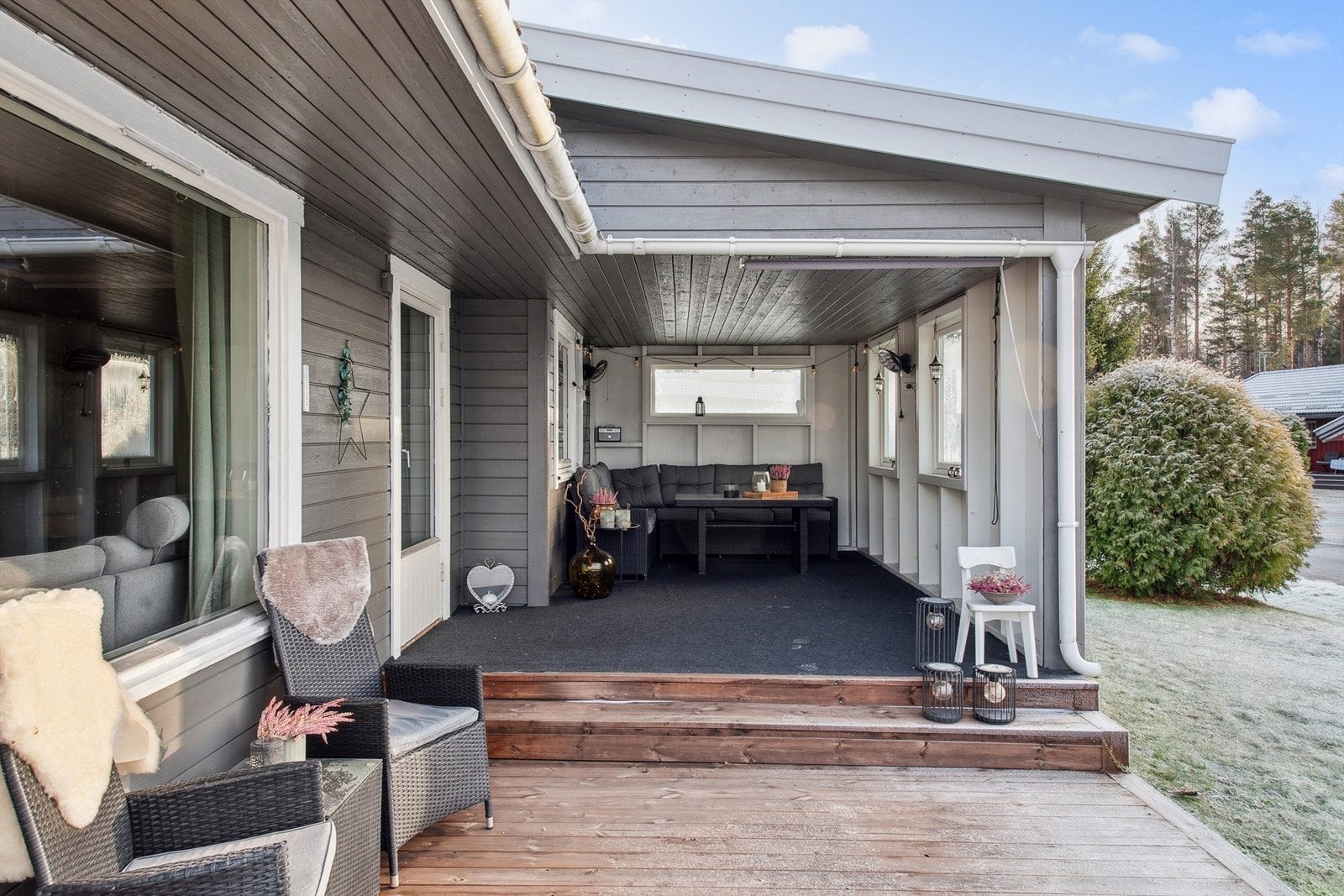 Uteplassene består av en del med takoverbygg og en del med platting på terreng. Galleribilde