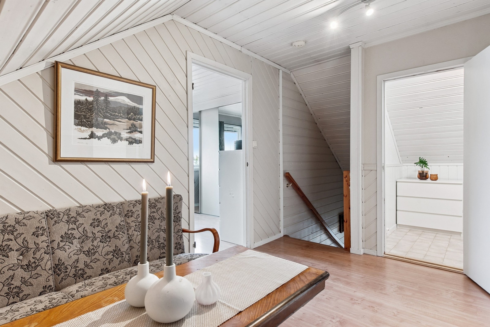 Skråtaket og panel på veggene gir rommet en lun og hyggelig atmosfære. Galleribilde