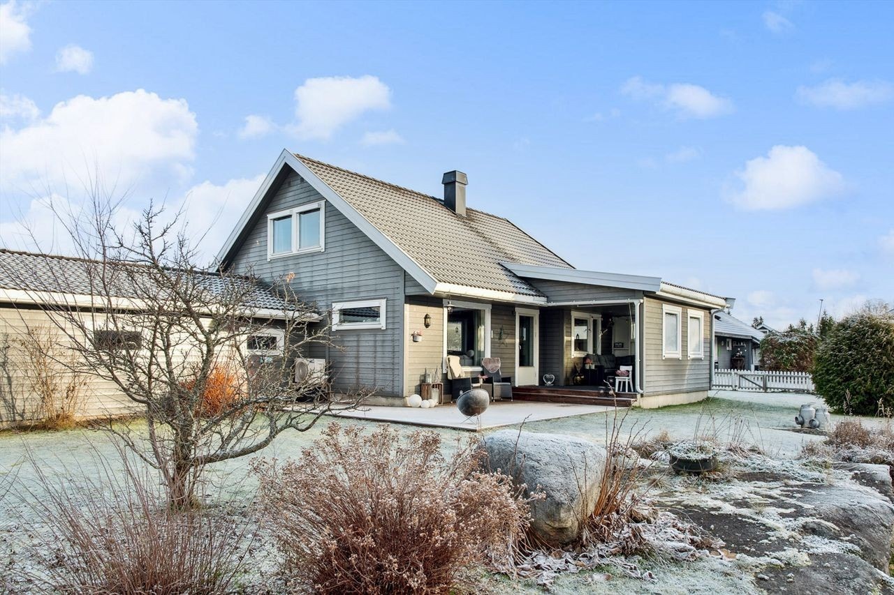 Den store, sørvendte uteplassen og hagen gir gode solforhold gjennom dagen. Galleribilde