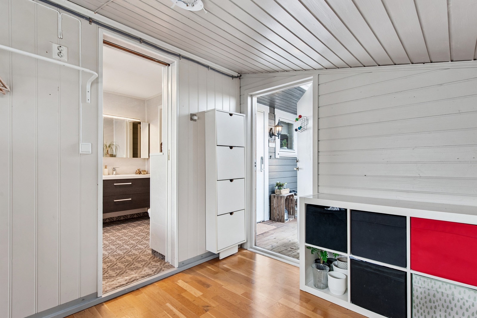 Fra badet er det adkomst til en praktisk bod som også har egen utgang. Galleribilde