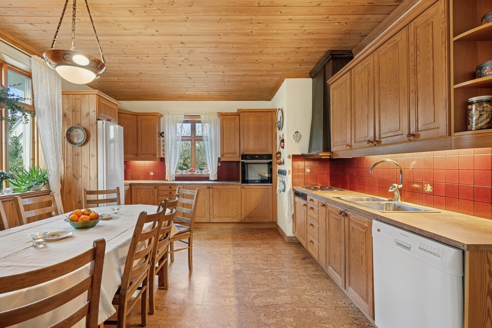 Kjøkken med fine detaljer - et hyggelig sted å oppholde seg. Galleribilde