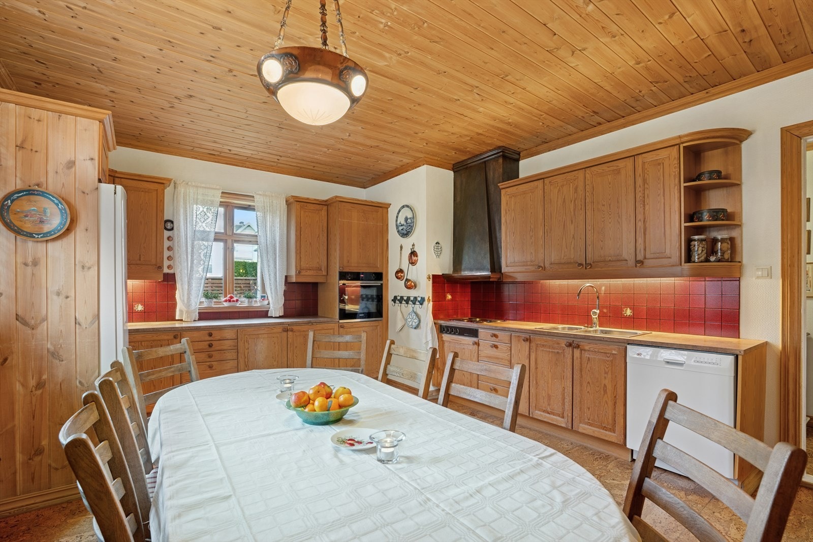 Frittstående og integrerte hvitevarer inkluderer komfyr, kjøleskap og oppvaskmaskin. Rikelig med skap- og benkeplass. Galleribilde