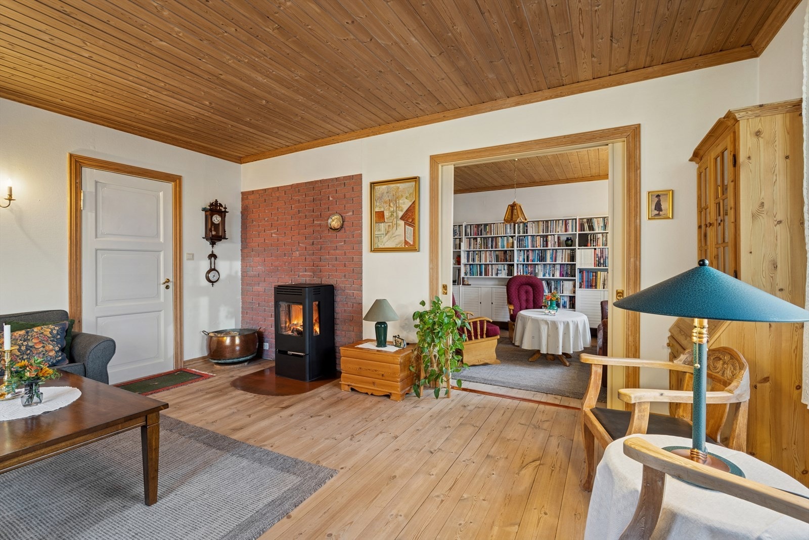 Lyse og trivelige stuer. Gulv av tregulv og panel i tak skaper en klassisk stil i stuene. Galleribilde