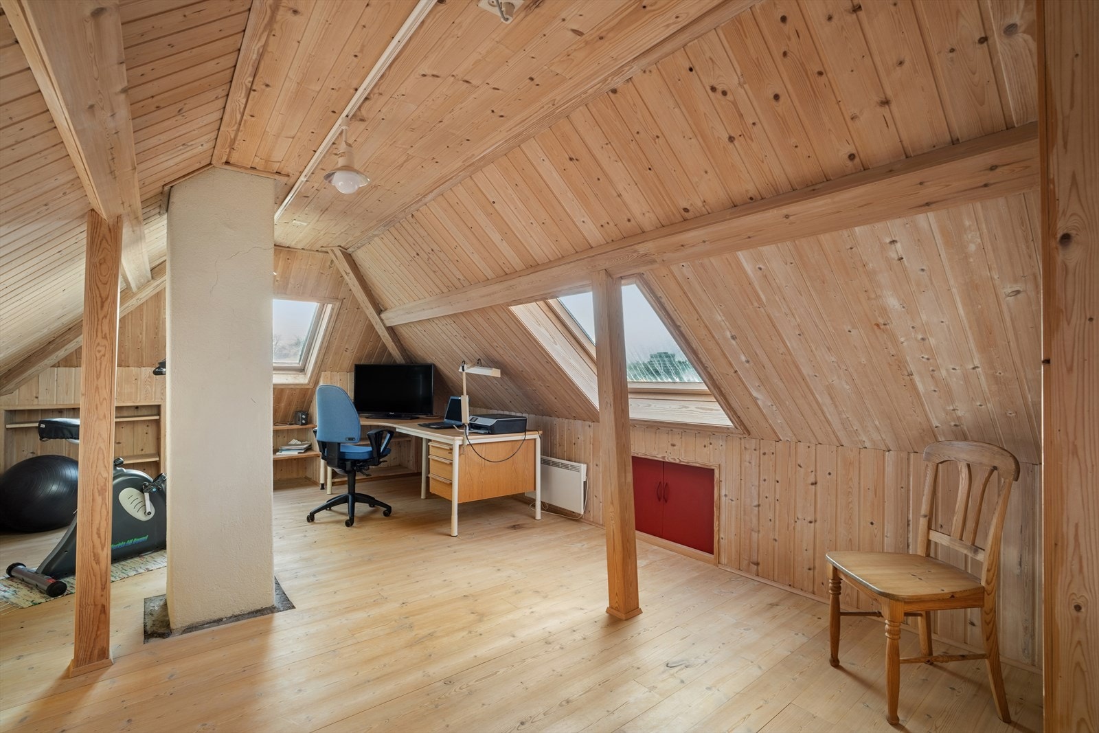 Loftstuen er kledd i trepanel og kan fint brukes som et hjemmekontor eller treningsrom. Galleribilde