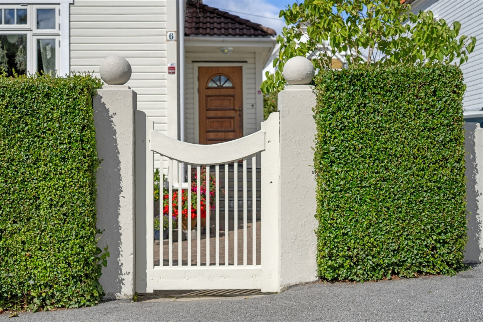 Inngangspartiet har en innbydende port med tilhørende hekk, som leder til trivelig inngangsparti. Galleribilde