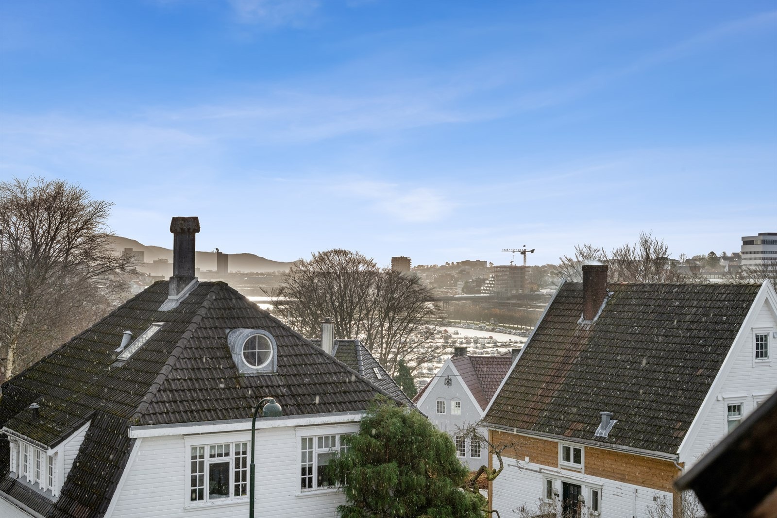 Utsikt over nærliggende område med tradisjonelle hus og grønt landskap. Galleribilde