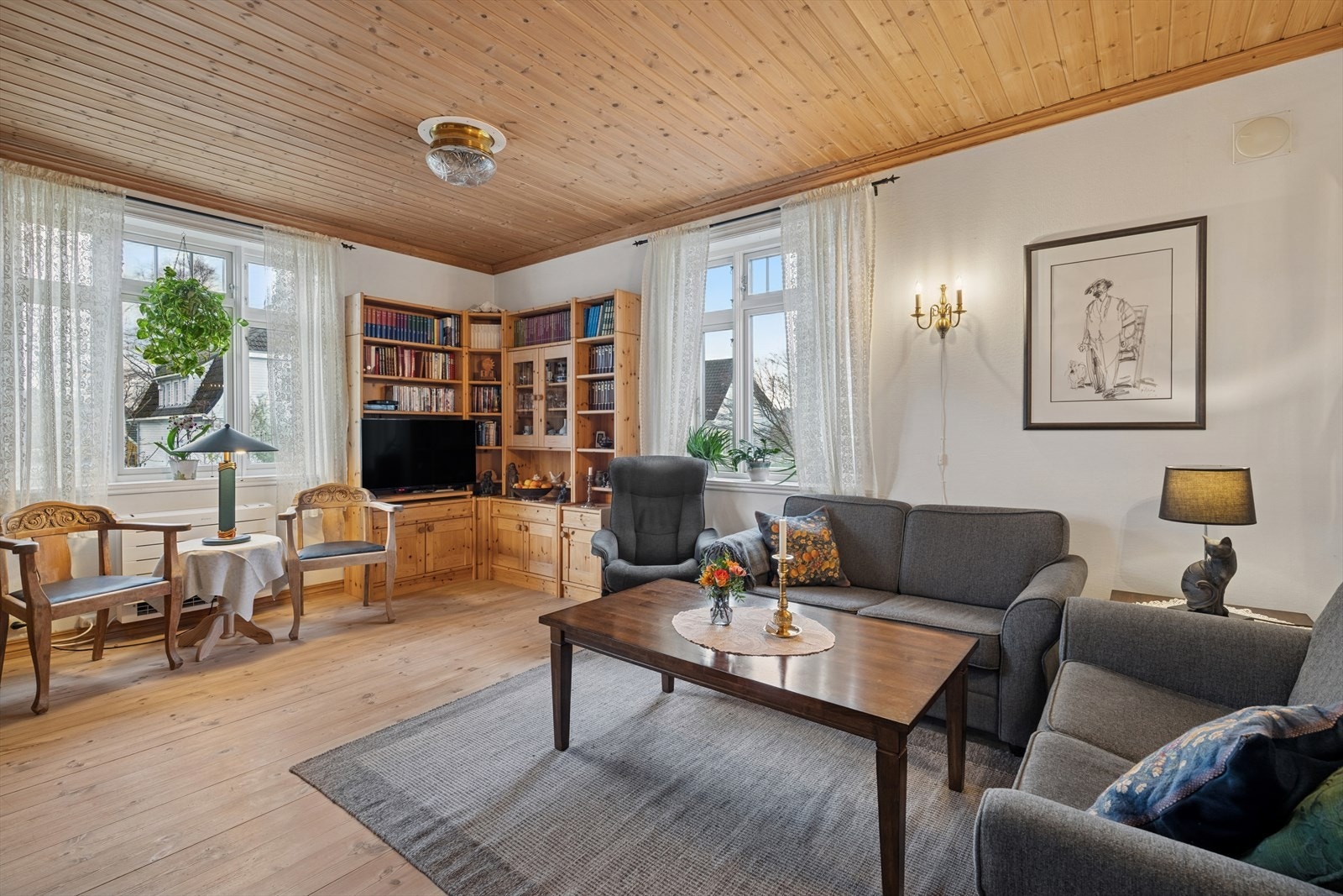 Store vinduer som slipper inn mye naturlig lys og gir rommet en hyggelig atmosfære. Galleribilde