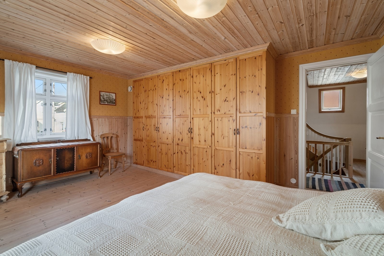 Stedbygd garderobeskap i tre. Galleribilde