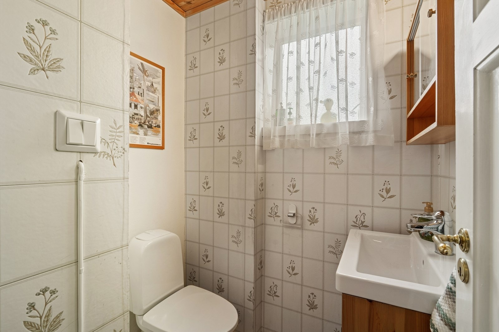 Toalettrom med wc og servant nedfelt i skapinnredning. Galleribilde