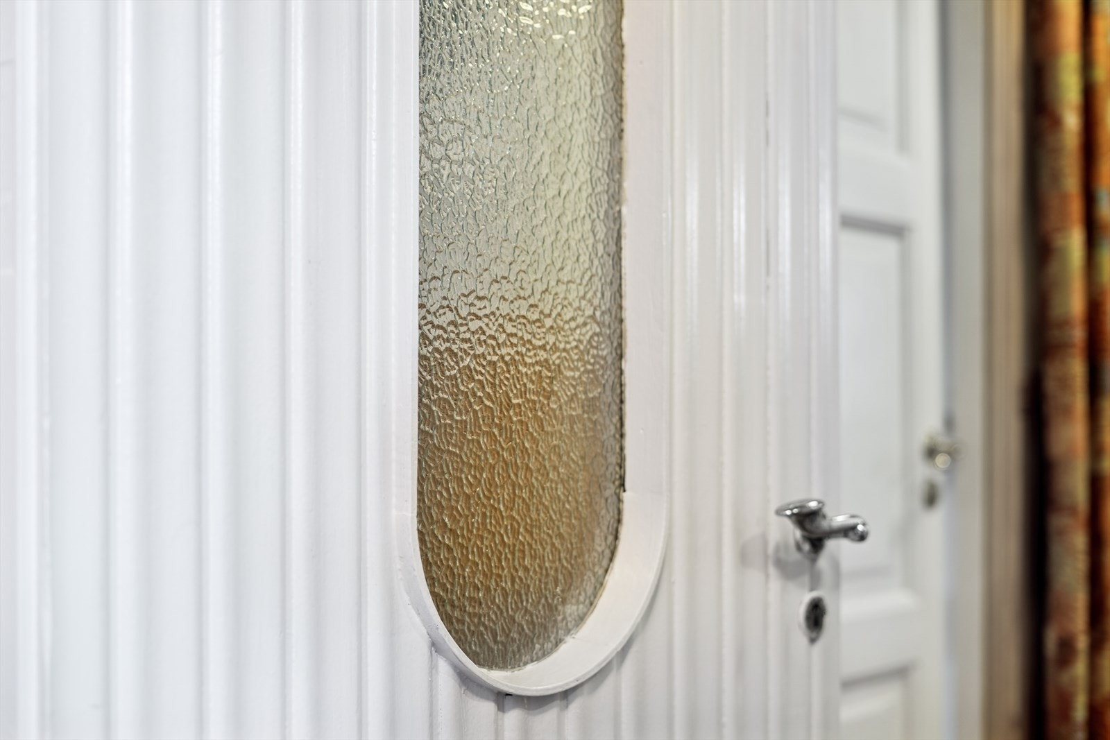 Innvendige profilerte tredører gir et klassisk preg til rommet. Galleribilde