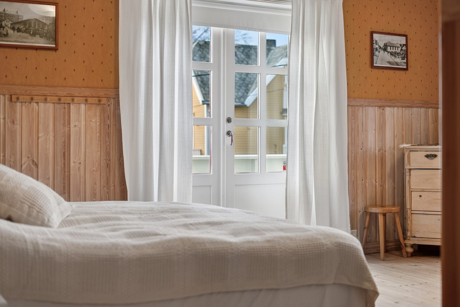 Utgang til balkong fra soverommet. Galleribilde