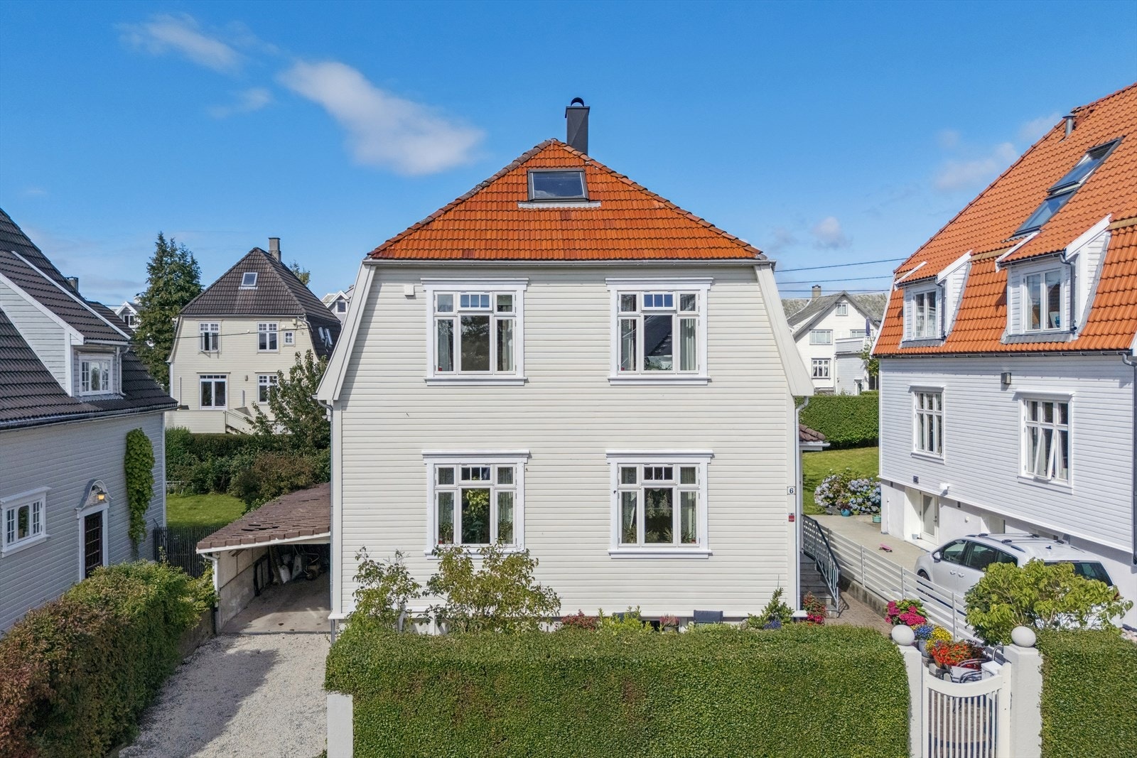 Enebolig i et av Stavangers mest populære og levende områder, nemlig Storhaug. Carport som gir praktisk parkering ved boligen. Galleribilde
