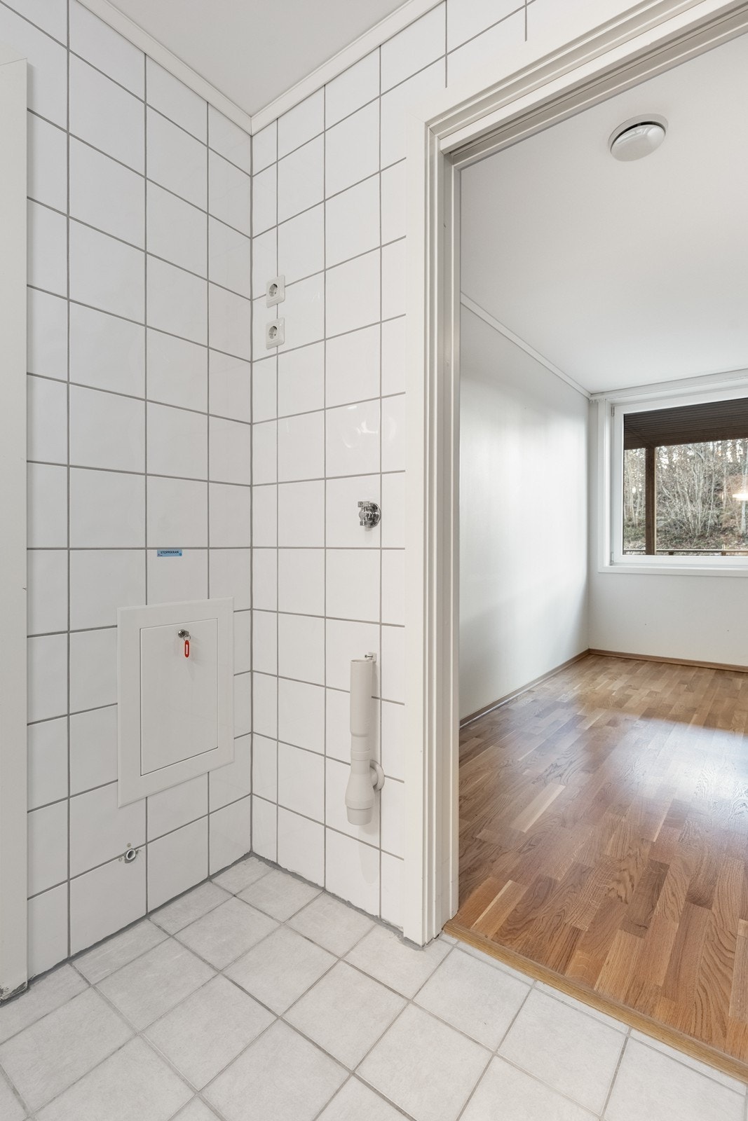 Opplegg for vaskemaskin og tørketrommel på badet Galleribilde