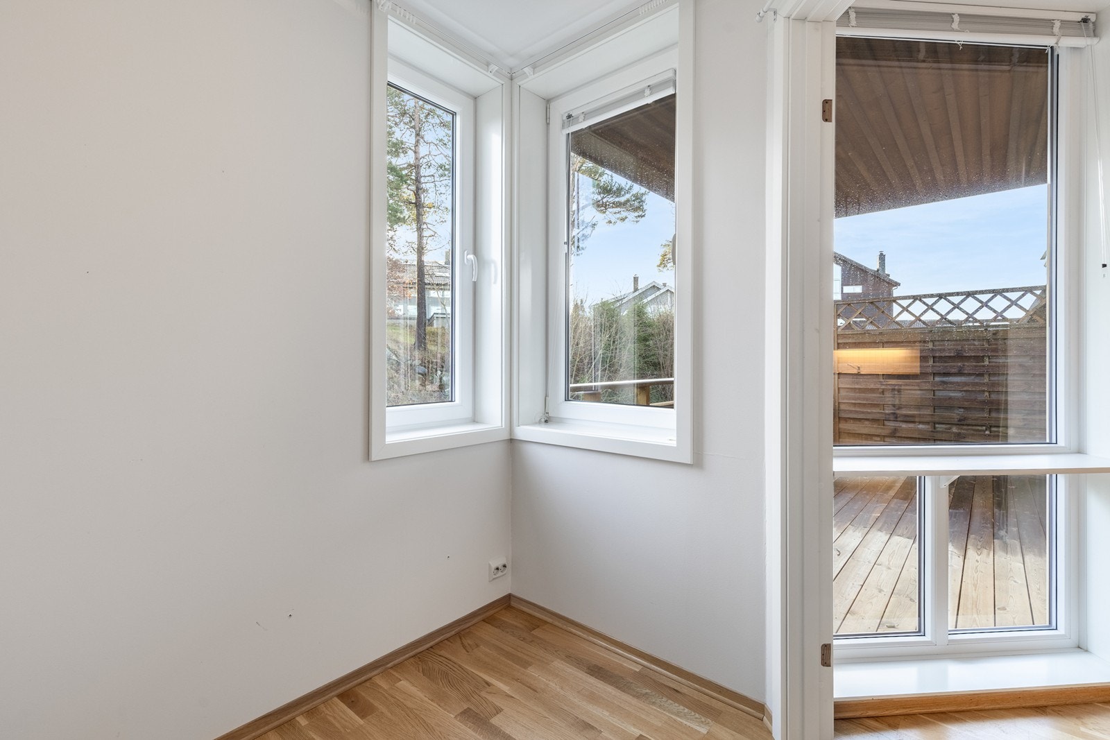 Dør er tatt bort inn til det lille soverommet, men dørblad er oppbevart i bod Galleribilde