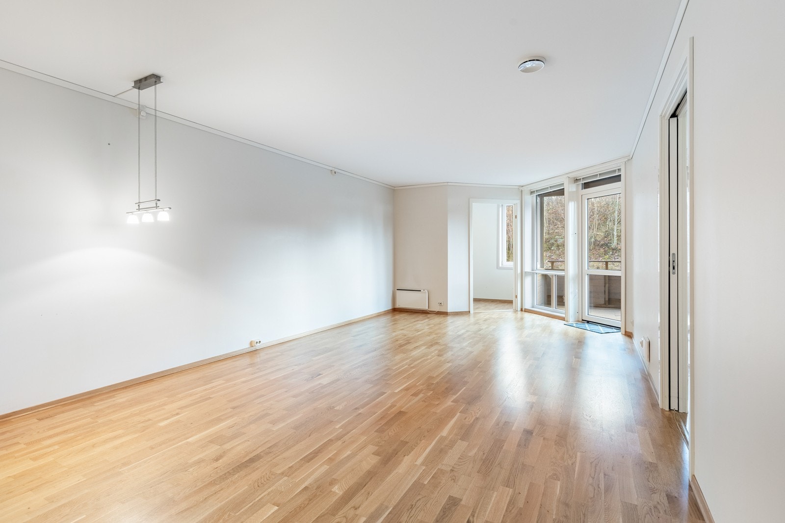 Stue med utgang til solrik balkong. Galleribilde