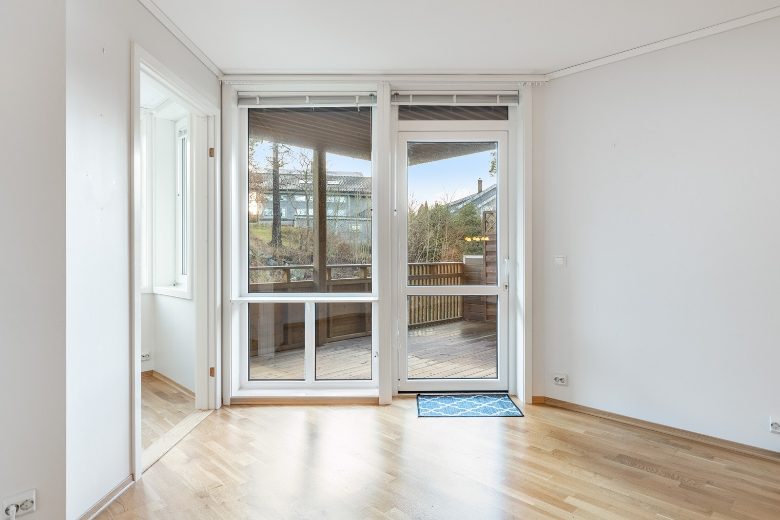 Store vindusflater og balkongdør med glass gir godt med lysinnslipp i stue Galleribilde