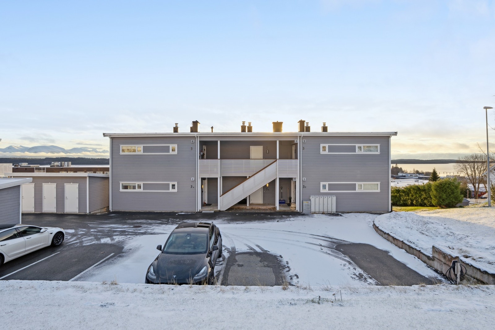 Parkering på felles oppstillingsplass, også rett ved leiligheten Galleribilde