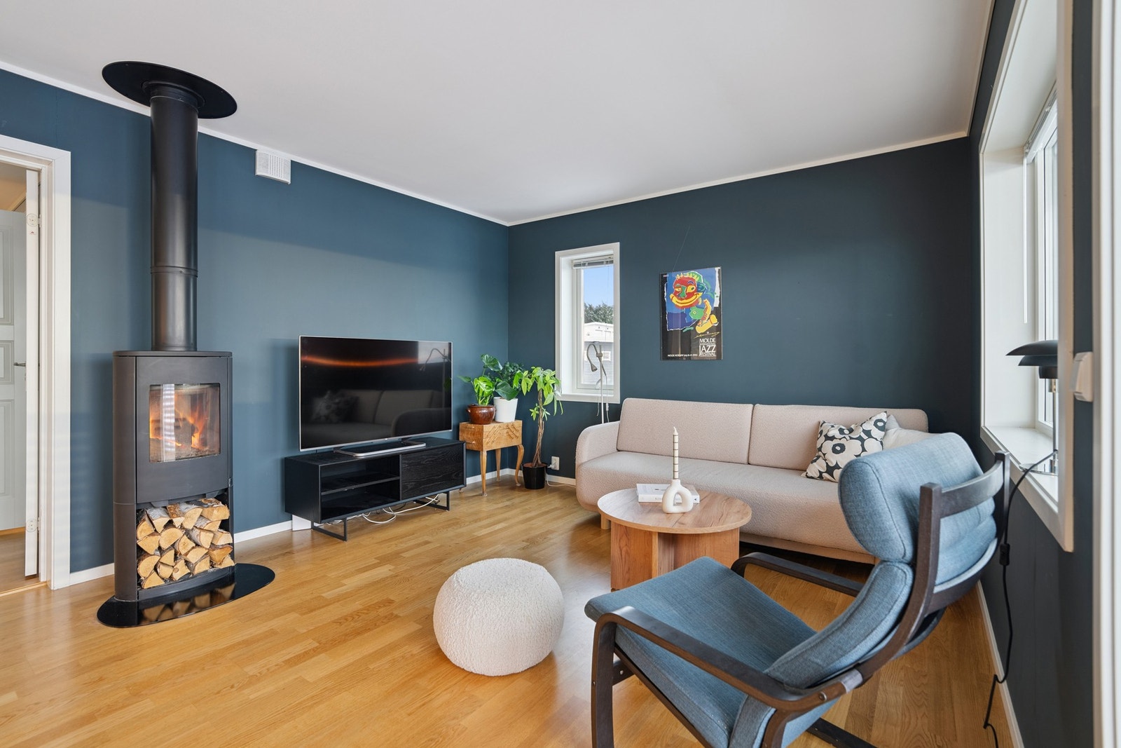 Stue med vedovn og fin utsikt Galleribilde