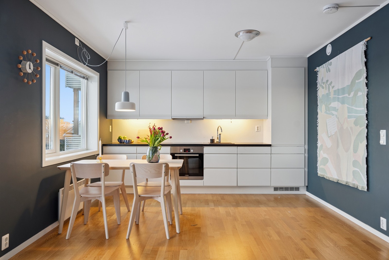 Pent HTH-kjøkken med integrerte hvitevarer Galleribilde