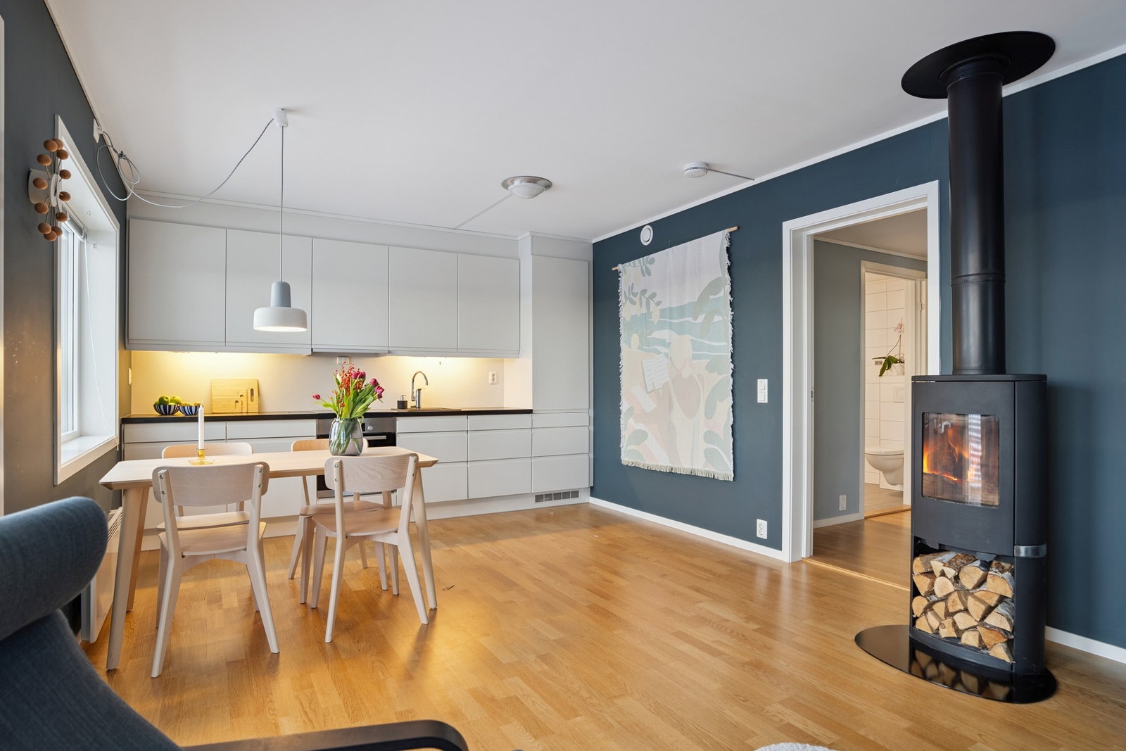 Stue og kjøkken i åpen løsning Galleribilde