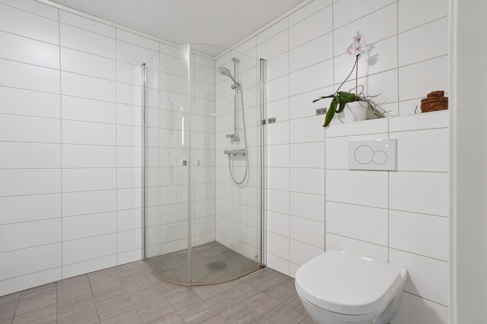 Flislagt bad med varme i gulv Galleribilde