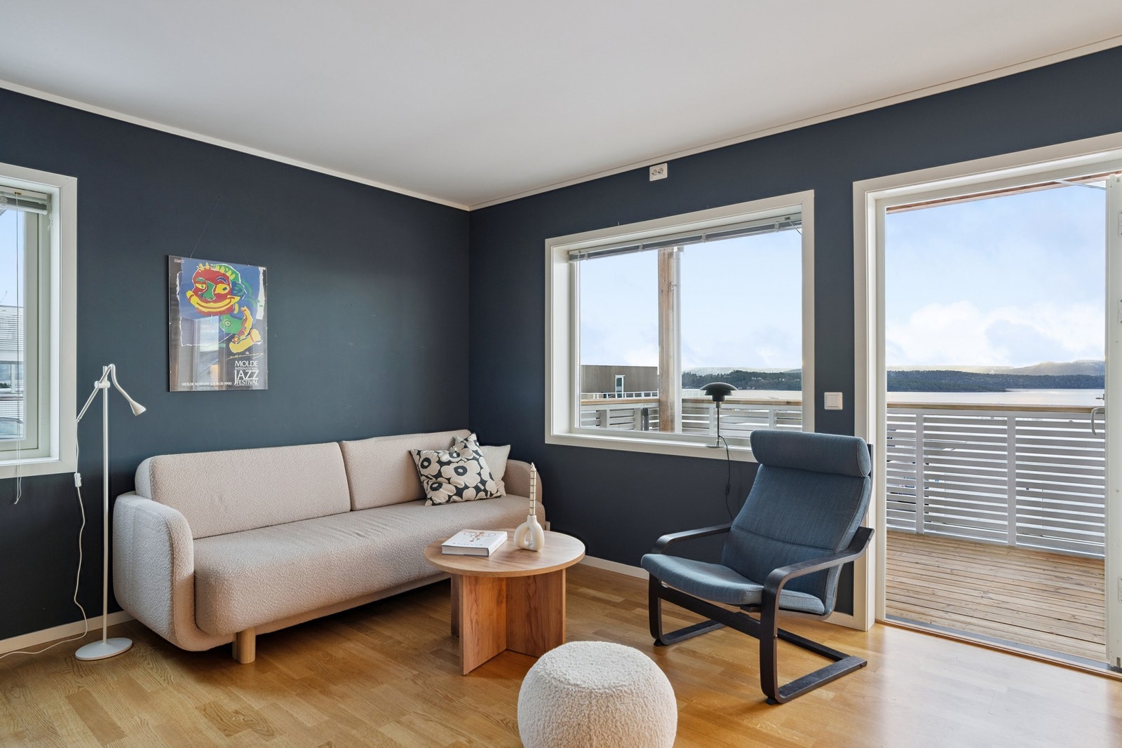 Fra stue er det utgang til overbygd balkong Galleribilde