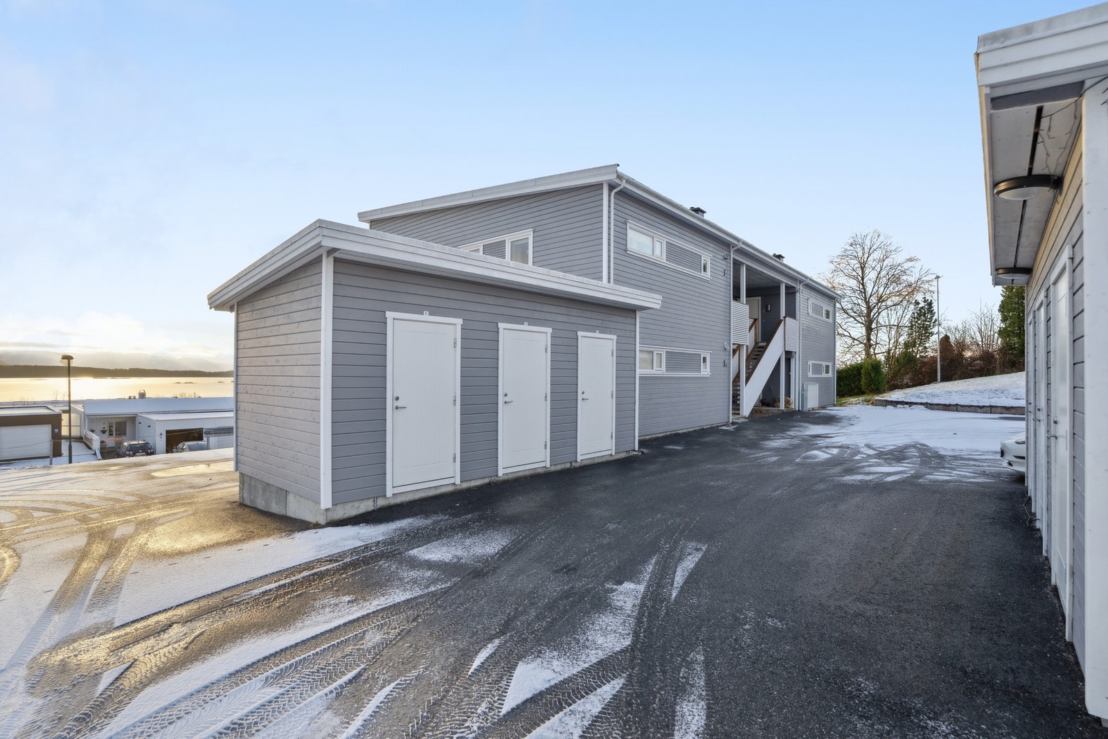 Sportsboder i rekke, like ved leiligheten Galleribilde