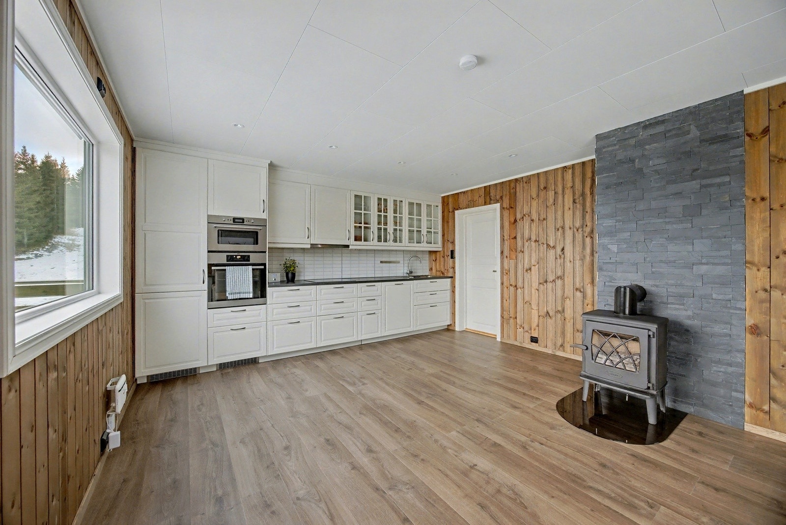 I 2024 ble det byttet vinduer på soverom, stue og kjøkken, samt satt inn skyvedør Galleribilde