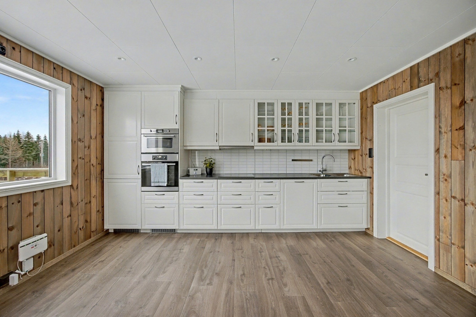 Pen og praktisk kjøkkeninnredning fra 2015! Downlights sørger for god grunnbelysning. Galleribilde