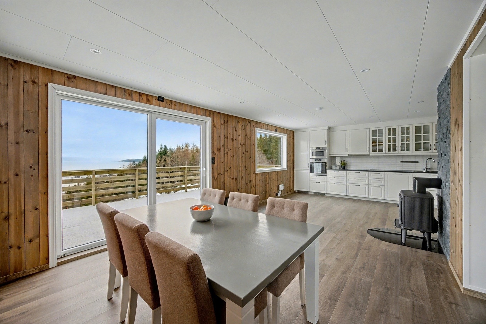 Boligen har oppvarming fra vedfyring og elektrisitet Galleribilde