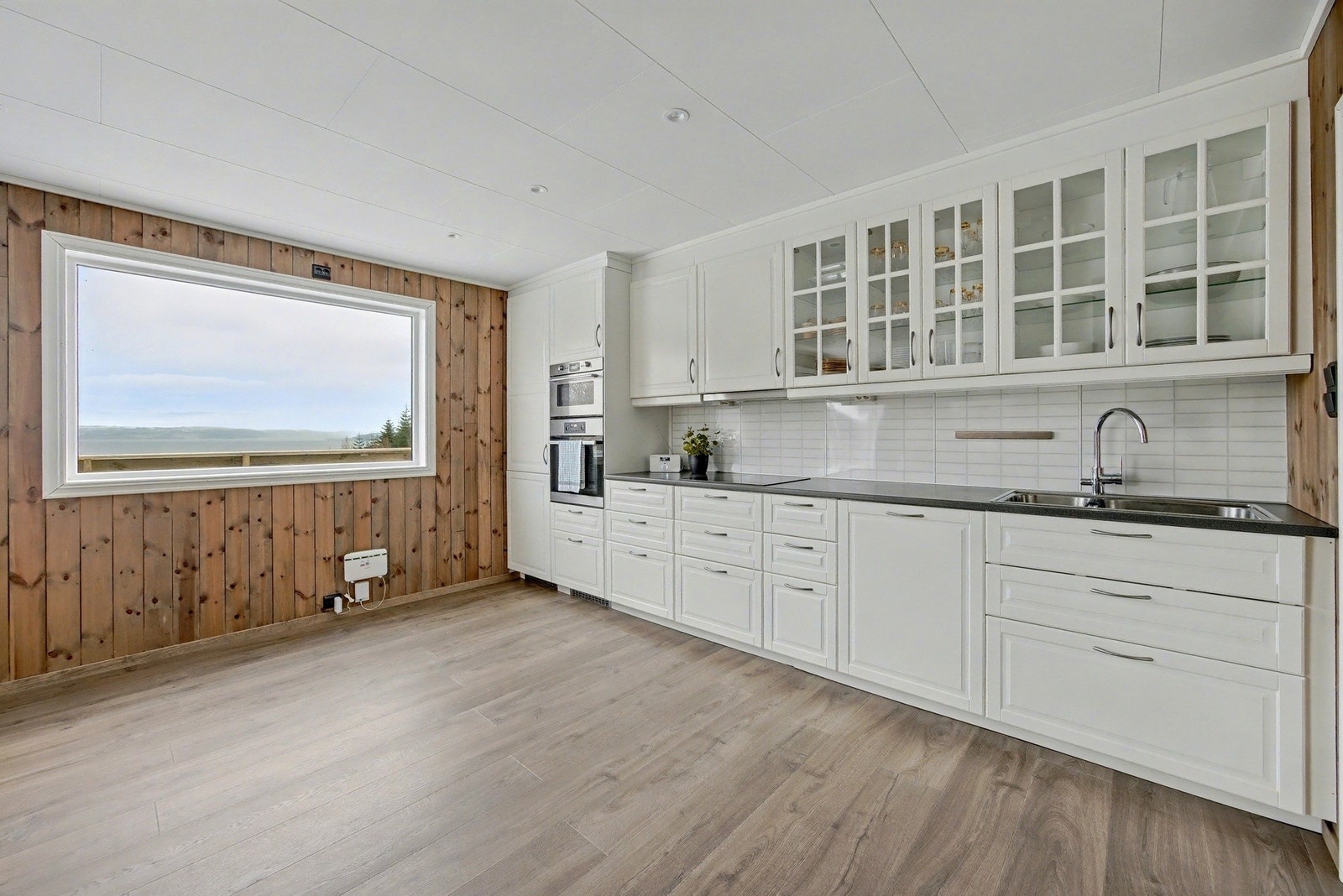 Kjøkkenet måler 13,5 kvm. Her kan man nyte vakker fjordutsikt! Galleribilde